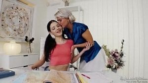 La nonna lesbica affonda le dita nella figa della nipote