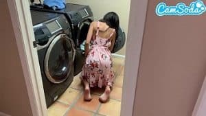 La sorellastra inculata mentre fa il bucato