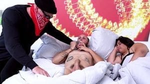 Porno gay – Tradisce la moglie con un ladro