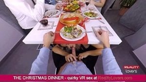 Pompini sotto il tavolo durante la cena di Natale