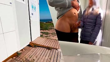Ragazza sconosciuta mi masturba in un bagno pubblico sulla spiaggia.