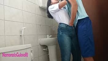 Fare sesso nei bagni dell’azienda