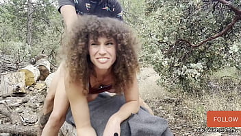 Una ragazza dai capelli ricci si lascia penetrare da uno sconosciuto.
