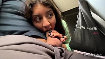 Ragazza si masturba guardando il cazzo sull’autobus pubblico
