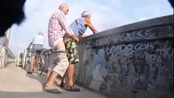 Coppia gay si mostra in strada