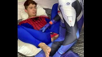 Coppia di adolescenti gay in cosplay di Spiderman