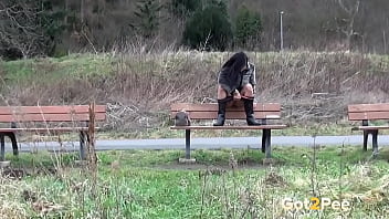 Una ragazza viene sorpresa a urinare mentre torna a casa.