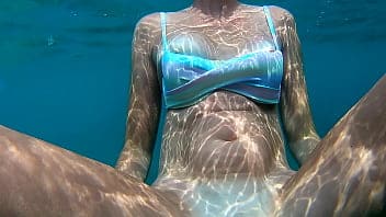 Nuotatore si spoglia sott’acqua