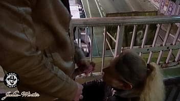 Due tedeschi che scopano in una stazione ferroviaria