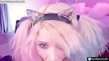 Questo cosplay succhia un cazzo duro