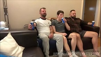 Trio gay con due orsi affamati