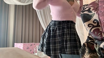 Telecamera spia sotto la gonna di una studentessa