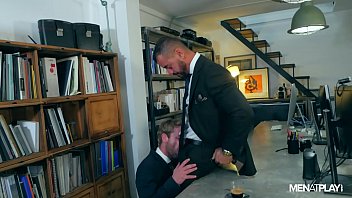 Il capo si scopa il suo dipendente gay in ufficio