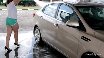 Ragazza bionda si masturba a intermittenza per strada