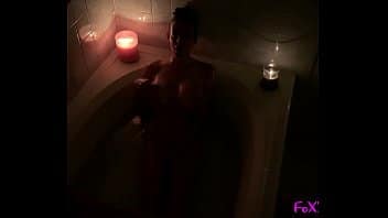 Ragazza fa un bagno caldo nel buio