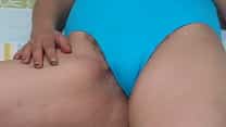 Mia sorella si masturba nella doccia e mi chiede aiuto