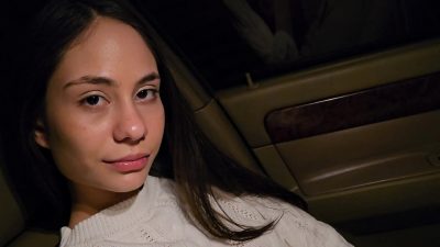 Ragazza latina con grandi seni naturali