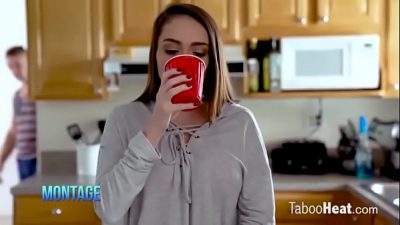 Ashly Anderson e il patrigno approfitta della figliastra passiva